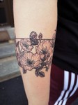 Kaja_blomster_band_arm.jpg