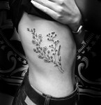 Kaja_blomster_ribben_memento_tattoo.jpg